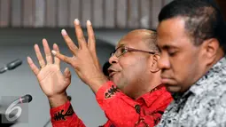 Anggota tim kerja ULMWP di Papua, Markus Haluk (kiri) menyampaikan keterangan saat diskusi di Komnas HAM, Jakarta, Jumat (4/3/2016). Diskusi membahas sejumlah pelanggaran HAM yang terjadi di Papua. (Liputan6.com/Helmi Fithriansyah)
