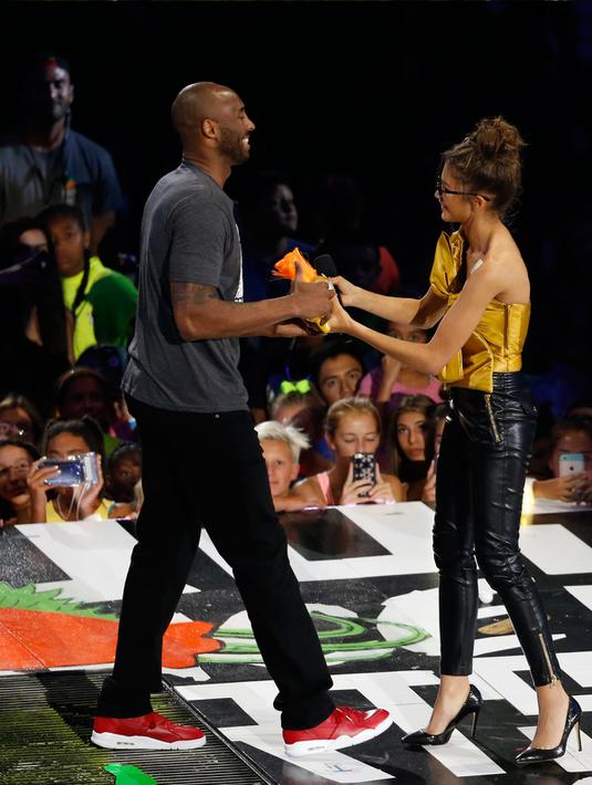 Mantan pemain LA Lakers, Kobe Bryant menerima penghargaan "Legenda" dari artis Zendaya di Kids Choice Sport 2016 di Los Angeles, California, (14/7). (REUTERS/Mario Anzuoni)