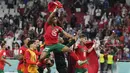 Maroko pada Piala Dunia 2022. Maroko dipastikan menjadi wakil Afrika terbaik pada Piala Dunia 2022 setelah mampu mencapai babak semifinal, prestasi yang belum pernah diraih wakil Afrika sepanjang sejarah Piala Dunia. Setelah Kamerun, Ghana dan Tunisia tersingkir di fase grup, Maroko bersama Senegal menjadi dua wakil tersisa di babak 16 besar. Senegal pun akhirnya gugur di 16 besar, dan menyisakan Maroko yang kini telah mencapai semifinal. Bukan tak mungkin Maroko terus melaju ke partai final, bahkan menjadi juara. (AP Photo/Martin Meissner)