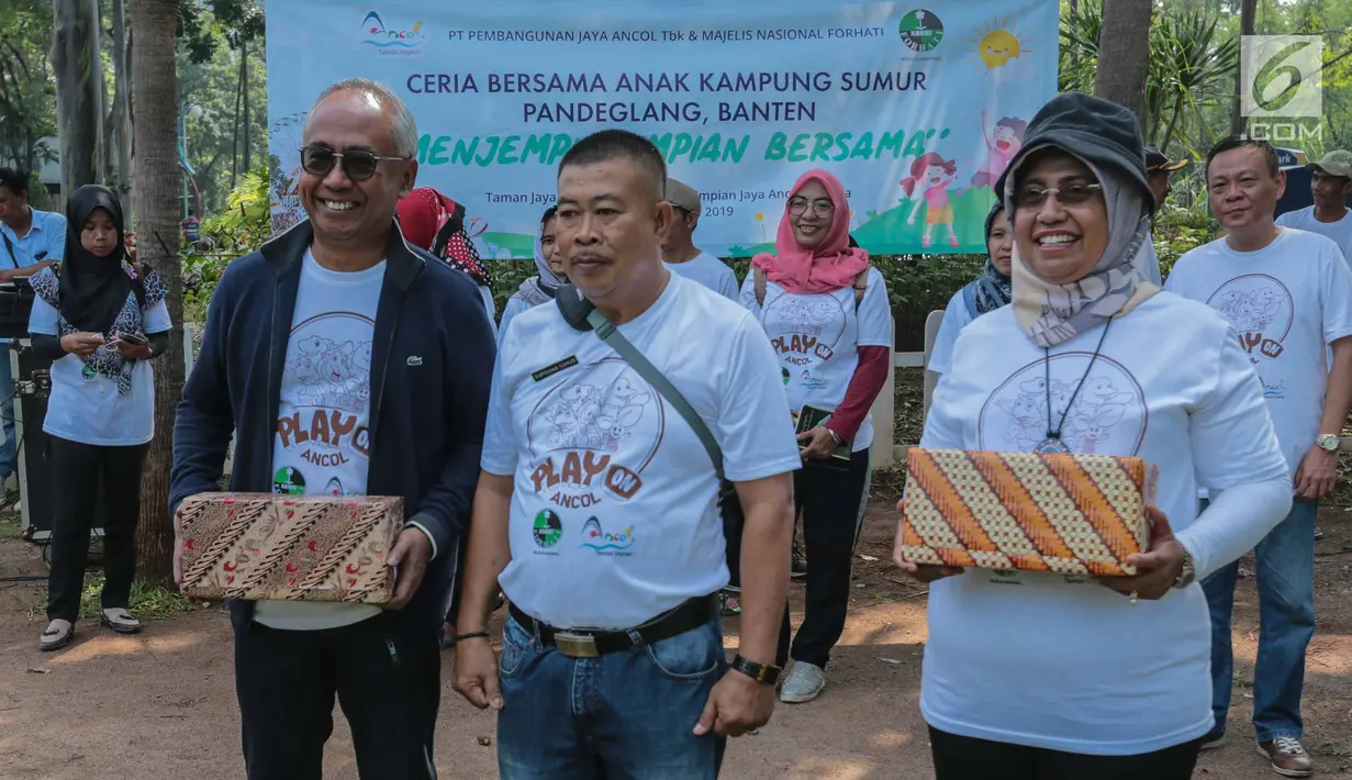 Dirut PT Pembangunan Jaya Ancol Paul Tehusijarana, Kepala Sekolah SD Taman Jaya Kampung Sumur Banten Supriatna dan Ketua Presidium Majelis Nasional Forhati Hanifah Husein saat kegiatan rekreasi di Ancol Jakarta, Selasa (26/2). (Liputan6.com/Faizal Fanani)