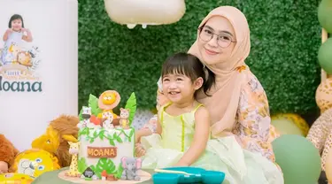 Ria Ricis mengadakan pesta ultah ke-2 untuk Moana. Perayaan tersebut berlangsung meriah dengan kehadiran orang terdekat dan tim dari Ria Ricis. Meski tidak dihadiri Teuku Ryan, Moana tampak ceria dan menikmati pesta. Bocah kecil itu tampil gemas dengan gaun warna hijau dan rambut kuncir dua. (Liputan6.com/IG/@riaricis1795)