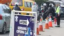 Arus Balik H+5 aparat kepolisian terus berjaga-jaga dan mengamankan titik rawan kemacetan di Pos Palimanan Cirebon, Jawa Barat, Jumat (30/6) (Liputan6.com/Helmi Afandi) 