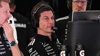 Kepala tim dan CEO Mercedes asal Austria, Toto Wolff (C), melihat layar di garasi selama sesi latihan ketiga GP F1 Australia di Sirkuit Albert Park di Melbourne pada 7 Maret 2026. (WILLIAM WEST/AFP)
