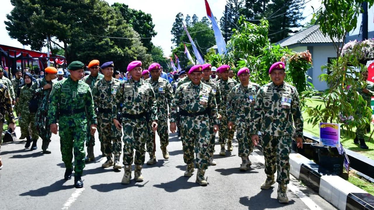 Panglima TNI Jenderal TNI Agus Subiyanto memimpin langsung upacara peringatan Hari Ulang Tahun ke-80 Korps Marinir TNI Angkatan Laut di Kesatrian Marinir Hartono Cilandak, Jakarta Selatan, Senin (17/11).