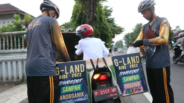Peserta Gowes kumpulkan sampah di sepanjang jalan yang dilaluinya. (istimewa)
