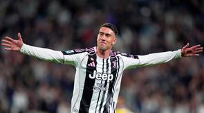 Dusan Vlahovic dari Juventus merayakan gol yang mengubah skor jadi 2-0 dalam pertandingan Serie A antara Juventus dan Udinese di Allianz Stadium, Minggu, 18 Mei 2025. (Spada/LaPresse via AP)