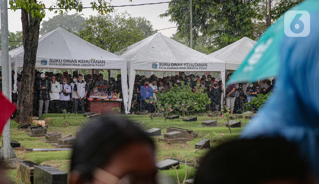 Puluhan pelayat yang berasal dari berbagai kelompok masyarakat dalam pemakaman Ketua DPW PPP Abraham Lunggana atau Haji Lulung di TPU Karet Bivak, Jakarta, Selasa (14/12/2021). Lulung dikabarkan menghembuskan nafas terakhir pukul 10.51 WIB di RS Harapan Kita, Jakarta. (Liputan6.com/Faizal Fanani)