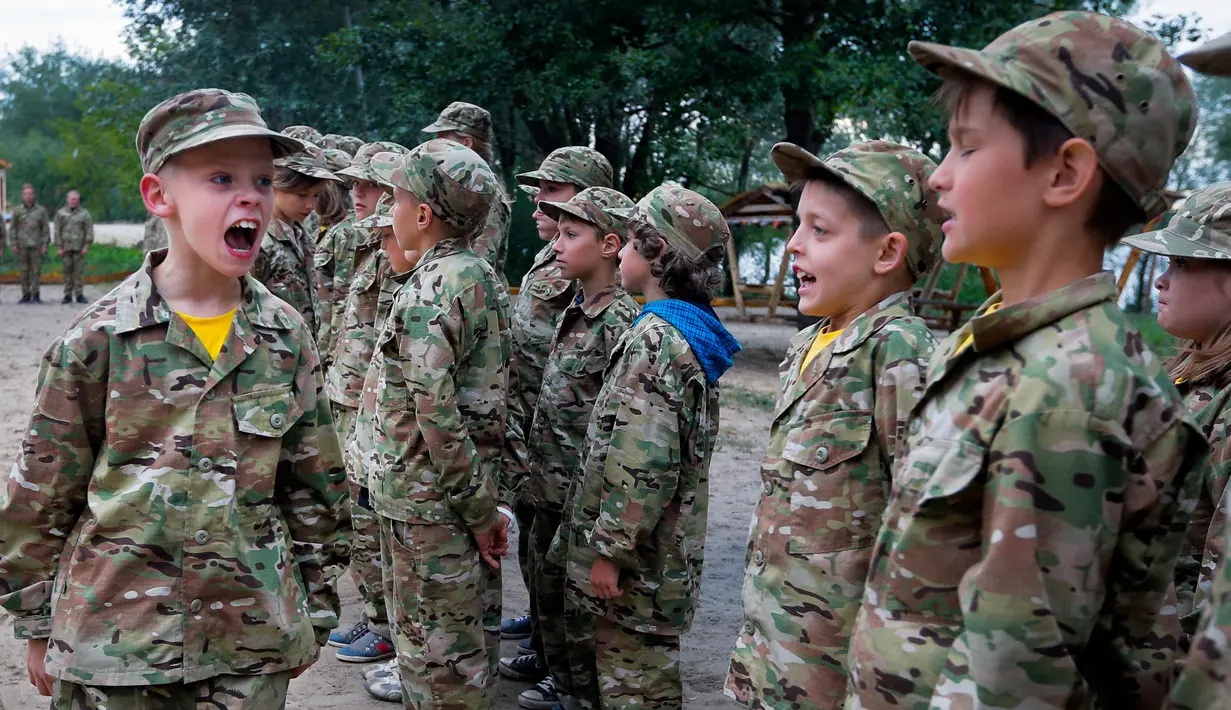 Seorang siswa berteriak saat pelatihan di kamp paramiliter di Kiev, Ukraina (8/7). Konflik yang terjadi di bagian timur Ukraina membuat beberapa orang tua sangat ingin memastikan anak-anak mereka siap jika perang. (AP Photo/Efrem Lukatsky)