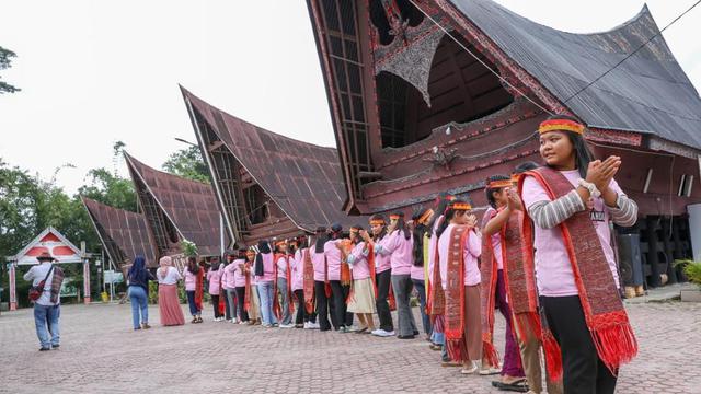 Terinspirasi dari sosok Ganjar Pranowo yang dinilai peduli terhadap adat budaya Nusantara, sukarelawan Srikandi Ganjar Sumatera Utara (Sumut) menggelar kegiatan bertajuk ‘Jelajah Sejarah Sigale-Gale dan Menari’ bersama perempuan milenial Samosir (Istimewa