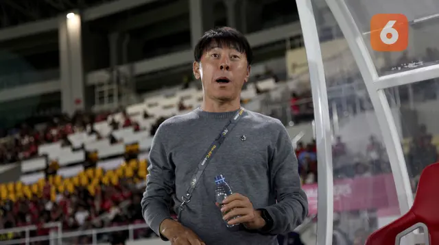 Ekspresi pelatih Timnas Indonesia U-23, Shin Tae Yong jelang melawan Chinese Taipei U-23 dalam pertandingan Grup K Kualifikasi Piala Asia U-23 2024 di Stadion Manahan, Solo, Sabtu (9/9/2023). (Bola.com/Arief Bagus)