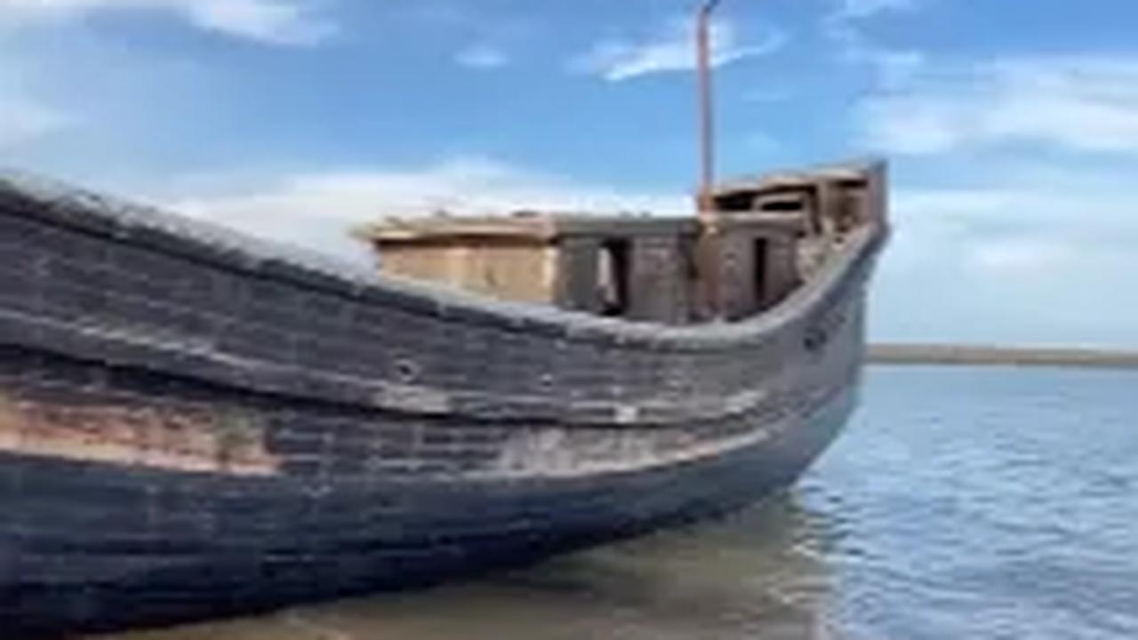 Melihat Isi Dalam Kapal Etnis Rohingya yang jadi Kendaraan ke Indonesia, Gelap & Sampah Berserakan