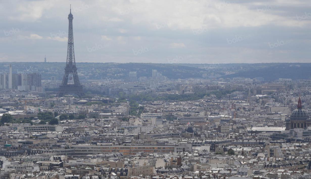 Kemegahan Menara Eiffel di antara pemukiman warga terlihat jelas dari atas Bassilique du Sacre-Coeur. (Bola.com/Vitalis Yogi Trisna)