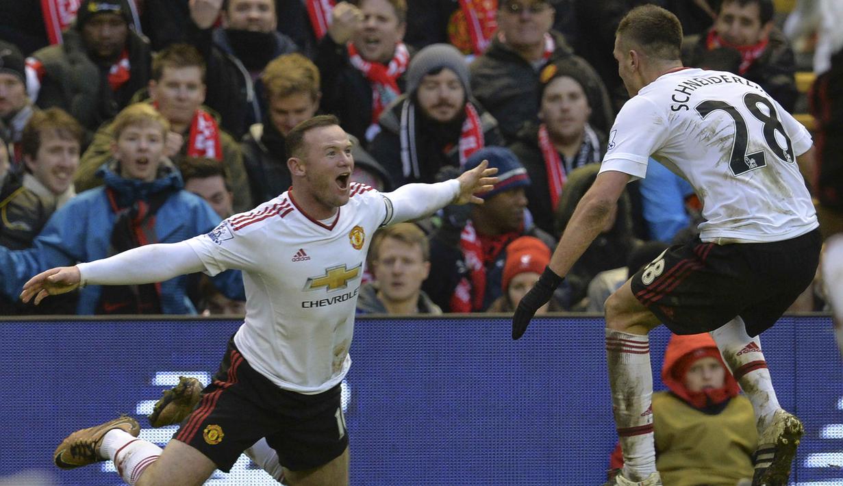 Pemain Manchester United, Wayne Rooney (kiri) merayakan gol yang dicetaknya saat laga melawan Liverpool di Stadion Anfield, Liverpool, (17/1/ 2016).  (AFP Photo/Paul Ellis)