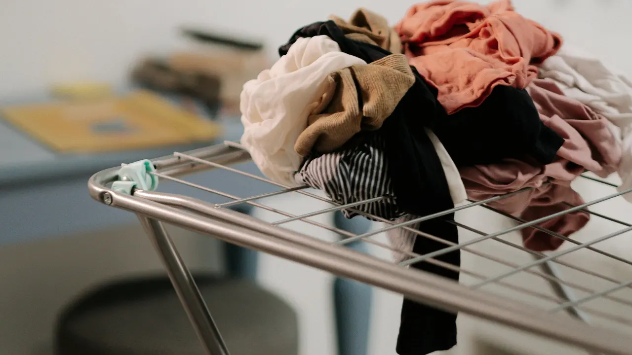 5 Tips Mencegah Baju Apek Saat Musim Hujan