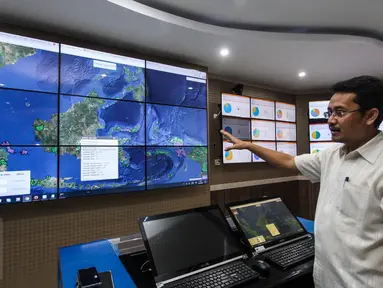 Komisioner KPU Ferry Kurnia Rizkiyansyah memantau Sistem Informasi Penghitungan Suara (Situng) Pilkada Serentak 2017 di ruang monitoring KPU Pusat, Jakarta, Jumat (17/2). (Liputan6.com/Faizal Fanani)