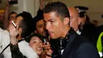 Penyerang Real Madrid Cristiano Ronaldo disambut meriah oleh para fans saat tiba di Bandara Manchester, Inggris, (25/4). Real Madrid akan menjalani semifinal leg pertama liga Champion melawan Manchester City. (Reuters / Phil Noble)
