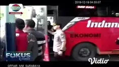 Menjelang Natal dan Tahun Baru, petugas gabungan Polres Gresik, Dishub, dan BNNK menggelar tes urine terhadap pengemudi bus di Terminal Bunder, Gresik. Hasilnya, satu sopir positif sabu.