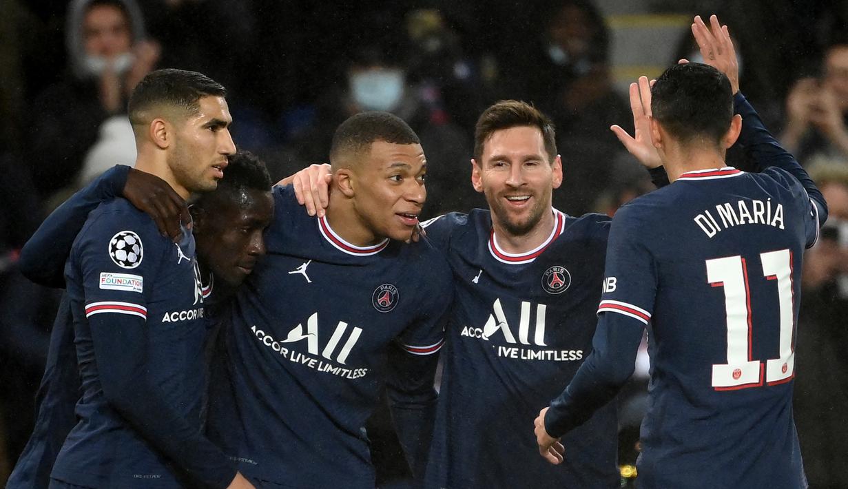 PSG berhasil lolos ke babak 16 besar sebagai runner-up Grup A usai mengalahkan Club Brugge 4-1 dalam matchday terakhir fase grup Liga Champions 2021/2022, Selasa (7/12/2021). Dua Brace Kylian Mbappe dan Lionel Messi juga mencetak rekor dari hasil tersebut. (AFP/Franck Fife)