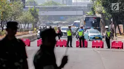 Petugas kepolisian mengatur lalu lintas di sekitar Gedung DPR/MPR RI, Jakarta, Selasa (1/10/2019). Pengamanan ekstra tersebut dilakukan jelang pelantikan anggota DPR RI periode 2019-2024. (Liputan6.com/Faizal Fanani)