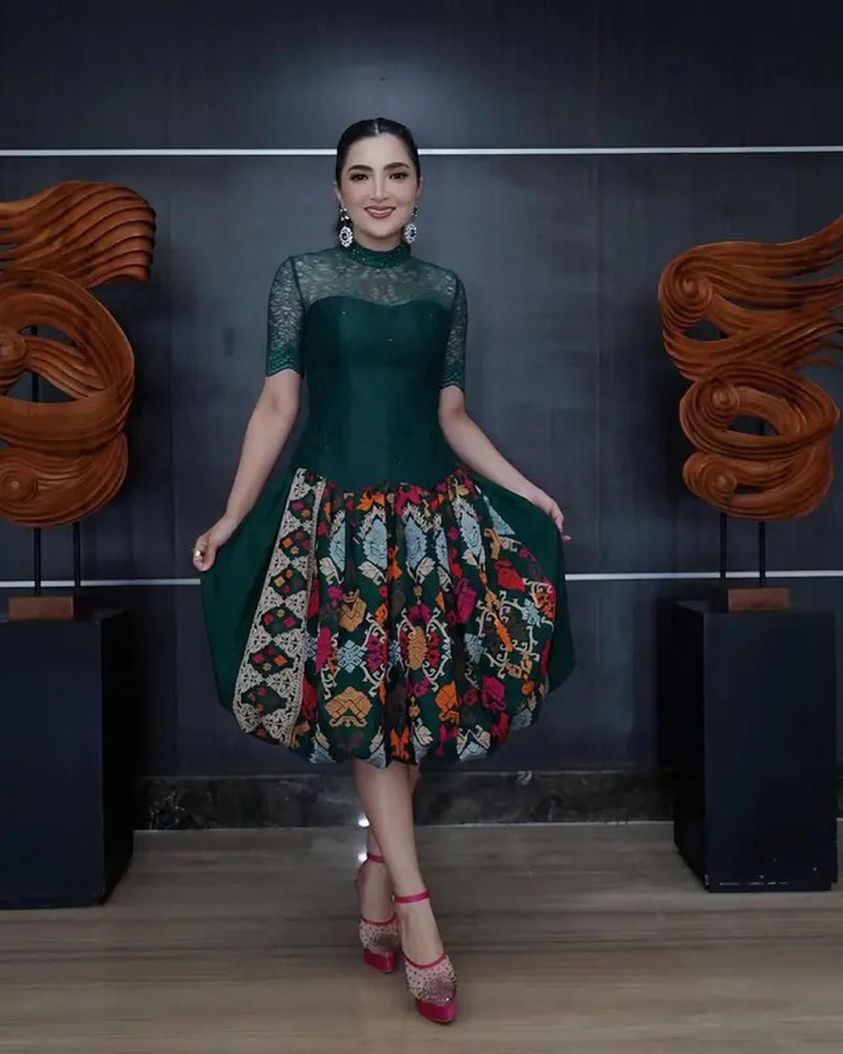 Gaya Elegan Ashanty Pakai Dress Brokat, Tampil Menawan dalam Setiap Momen