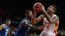 Pebaskot Spanyol, Willy Hernangomez Geuer (kanan) berusaha mencetak poin saat perempat final Olimpiade Tokyo 2020 melawan Amerika Serikat di Saitama Super Arena, Saitama, Jepang, 3 Agustus 2021. Pemain New Orlenas Pelicans tersebut merupakan center andalan timnas basket Spanyol. Ia pernah mendapatkan EuroBasket MVP pada 2022 lalu. (AFP/Thomas Coex)