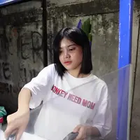 8 Potret Melati Sesilia Eks JKT48 saat Jualan Nasi Bakar, Makin Cekatan Usai Viral (Sumber: YouTube/Boengkoes)