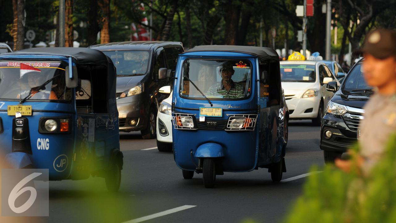 20160804-Bajaj di depan Istana Negara-Jakarta- Helmi Fithriansyah		