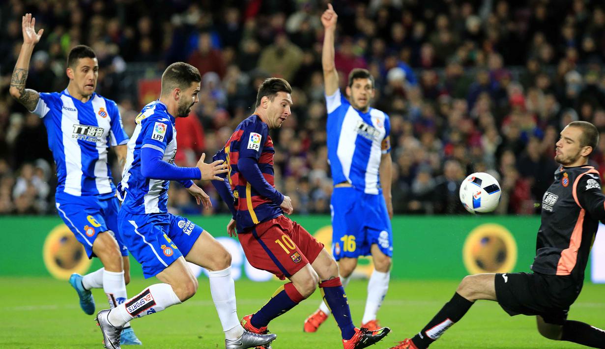 Pemain Barcelona, Lionel Messi (tengah)  melakukan tembakan yang dihadang kiper Espanyol, Pau Lopez pada laga 16 besar Copa del Rey di Stadion Camp Nou, Barcelona, Kamis (7/1/2016) dini hari WIB.  (AFP Photo/Pau Barrena)
