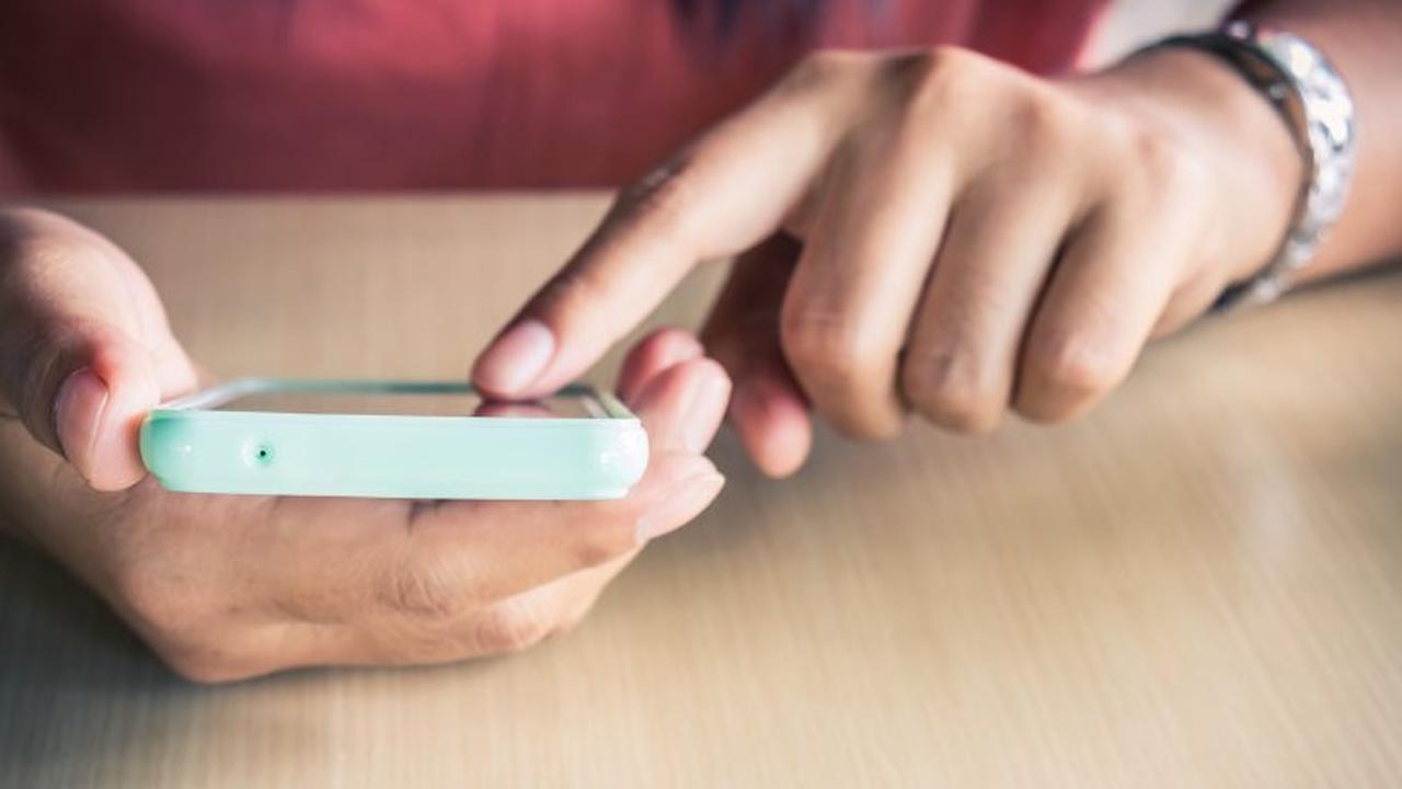 [Bintang] Ilustrasi Main Handphone atau Smartphone