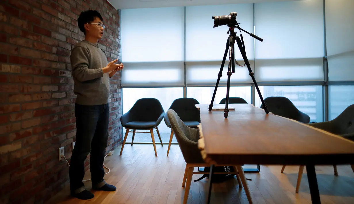 Gambar pada 12 Februari 2019 memperlihatkan seorang pria asal Korea Selatan, Yoon Chang-hyun membuat konten video untuk channel YouTube-nya di Seongnam. Pria 32 tahun itu memilih keluar dari pekerjaannya sebagai peneliti di Samsung Electronics Co untuk menjadi seorang vlogger. (REUTERS/Kim Hong-Ji)
