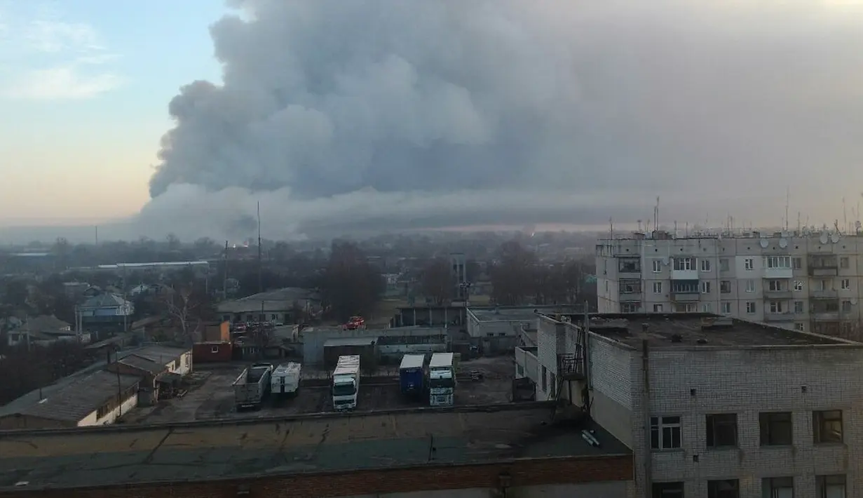 Asap mengepul dari lokasi ledakan gudang senjata di pangkalan militer Ukraina di Balakliya, Kamis (23/3). Tempat itu digunakan menyimpan ribuan ton amunisi, termasuk rudal dan senjata artileri. (AP Photo/Ministry of Emergency Situations press service)
