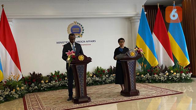 Retno Marsudi dan Menlu Rwanda Vincent Biruta membahas sejumlah hal mulai dari kerja sama dalam bidang politik, ekonomi, hubungan antar masyarakat hingga Palestina (Dok. Liputan6.com/Teddy Tri Setio Berty).