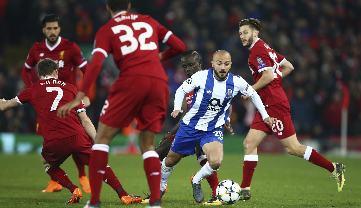 Aksi pemain Porto, Andre (2kanan) melewati adangan para pemain Liverpool pada leg kedua Liga Champions di Anfield Stadium, Liverpool, (6/3/2018). Liverpool bermain imbang 0-0. (AP/Dave Thompson)