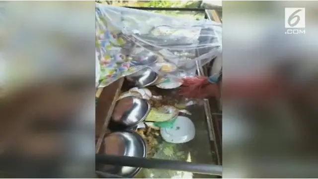 Seorang pria bersama teman-temannya, menghancurkan warung makan milik mantan istri.