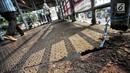 Lantai Jembatan penyeberangan orang (JPO) di Jalan Iskandarsyah Raya, Blok M, Jakarta yang berlubang, Kamis (23/8). Warga mengeluhkan kondisi JPO Blok M yang sangat mengkhawatirkan. (Liputan6.com/Faizal Fanani)