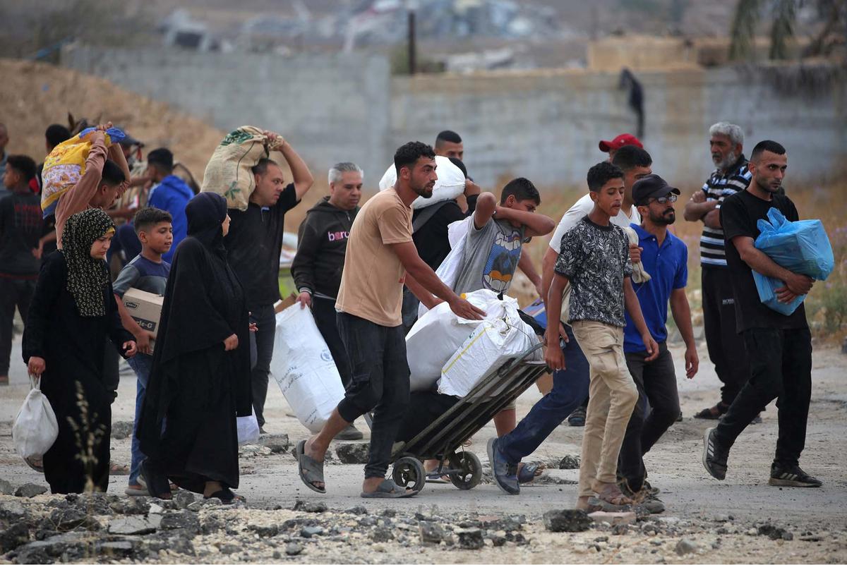 FOTO: Ribuan Warga Gaza Mengambil Paket Bantuan Bahan Makanan