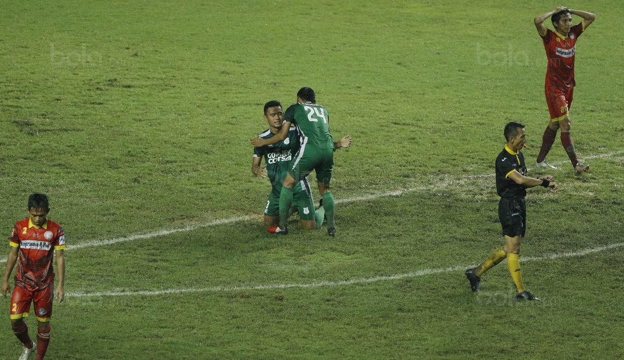 Para pemain PSMS Medan merayakan kemenangan atas Martapura FC pada laga Liga 2 di Stadion Patriot, Bekasi, Senin (13/11/2017). PSMS Medan menang 2-1 atas Martapura FC. (Bola.com/ M Iqbal Ichsan)