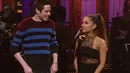 Para teman Ariana Grande pun merasa turut bahagia dengan kabar pertunangan keduanya. (Entertainment Tonight)