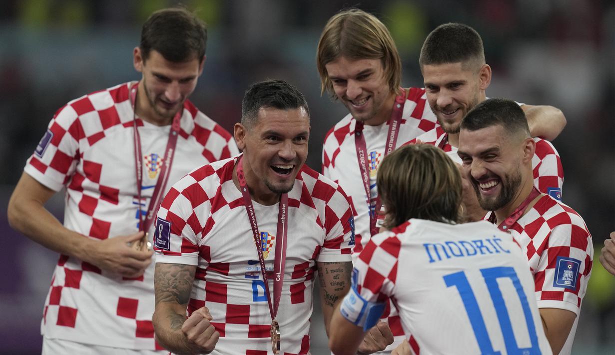 Perasaan bahagia terpancar dari raut wajah pemain Kroasia yang merayakan kemenangan setelah mengalahkan Maroko 2-1 dalam perebutan peringkat ketiga Piala Dunia 2022. (AP Photo/Thanassis Stavrakis)