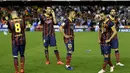 Para pemain Barcelona tidak kuasa menahan kekecewaannya usai dikalahkan seteru abadi mereka, Real Madrid 1-2 di final Piala Raja, di stadion Mestalla, Valencia (17/4/2014). (AFP PHOTO/LLUIS GENE)