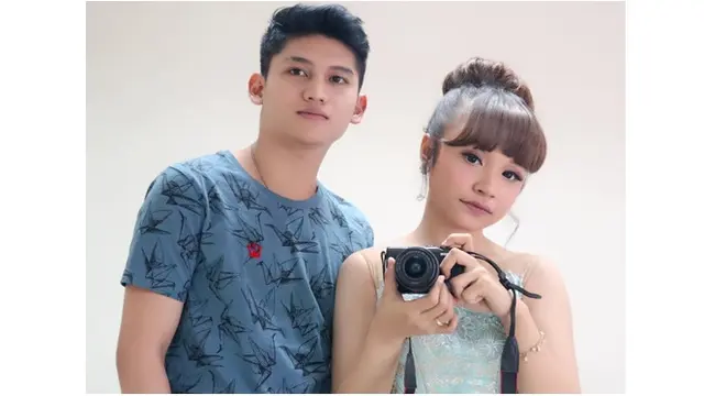 Mirror selfie saat sedang bersama untuk mengabadikan momen.