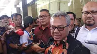 Ketua KPU Arief Budiman melaporkan pembuat dan penyebar hoaks surat suara ke Bareskrim (Liputan6.com/Delvira)