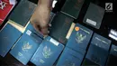 Barang bukti berupa paspor yang diamankan pada kasus perdagangan orang ke Suriah dan Abu Dhabi saat rilis di Bareskrim Mabes Polri, Kamis (10/8). Selain itu, ada juga barang bukti seperti 10 visa Timur Tengah dan buku tabungan (Liputan6.com/Faizal Fanani)