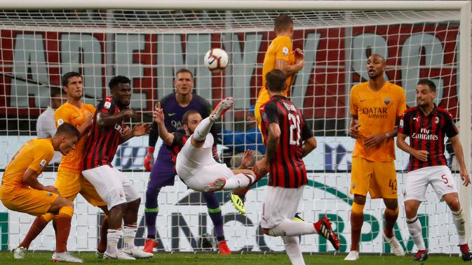 Pemain AC Milan, Gonzalo Higuain melakukan tendangan akrobatik saat menghadapi AS Roma dalam Serie A Italia di Stadion San Siro, Milan, Jumat (31/8). AC Milan menekuk AS Roma dengan skor 2-1. (AP Photo/Antonio Calanni)