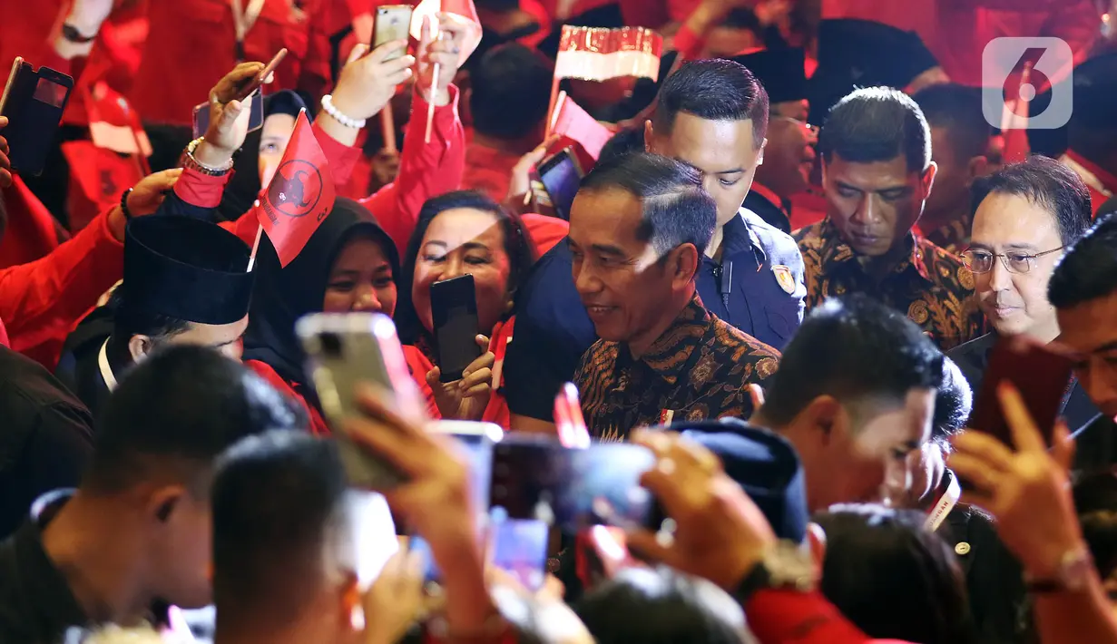 Presiden Joko Widodo dikerumuni para peserta saat menghadiri pembukaan Rakernas I dan HUT ke-47 PDI Perjuangan di JIEXPO Kemayoran, Jakarta, Jumat (10/1/2020). Rakernas ini bertajuk 'Solid Bergerak Wujudkan Indonesia Negara Industri Berbasis Riset dan Inovasi Nasional'. (Liputan6.com/Johan Tallo)