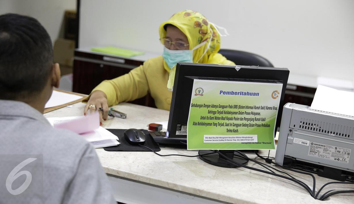 Sejumlah poster pemberitahuan Ransomware WannaCrypt atau WannaCry dipasang di RS Kanker Dharmais, Jakarta, Senin (15/5). Imbas serangan ransomware WannaCrypt mengakibatkan  pelayanan kepada pasien terganggu. (Liputan6.com/Faizal Fanani)