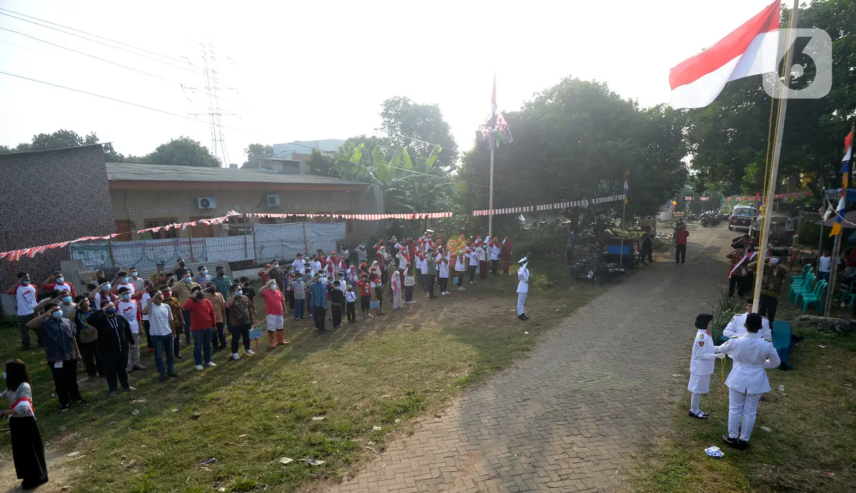 Warga Rt 06 Rw 10 mengikuti upacara HUT ke-75 Kemerdekaan RI di Kelurahan Ciater, Serpong, Tangerang Selatan, Senin (17/8/2020). Selain mengenakan baju adat, tak sedikit warga yang berpakaian seadanya untuk memperingati 17 Agustus dengan tetap menerapkan protokol Kesehatan. (merdeka.com/Dwi Narwoko)