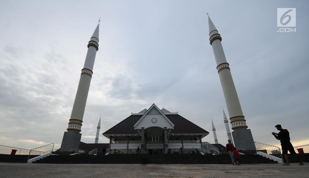 Warga melintas di sekitar halaman Masjid Raya KH Hasyim Asyari Jakarta, Senin (29/5). Di hari ketiga Ramadan belum nampak kegiatan menonjol yang diadakan saat menanti datangnya waktu berbuka puasa. (Liputan6.com/Helmi Fithriansyah)