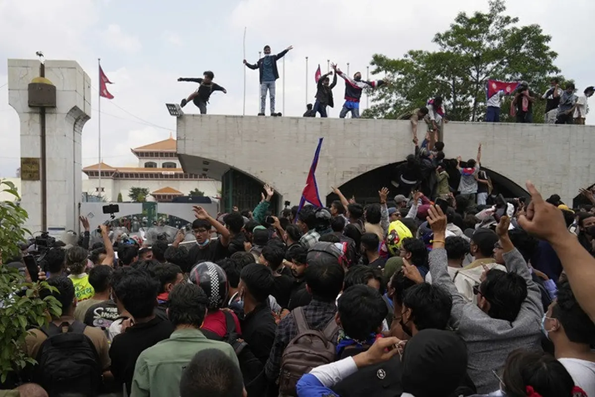 Para pengunjuk rasa saat berkumpul di luar gedung parlemen di Kathmandu, Nepal, Senin, (8/9/2025).