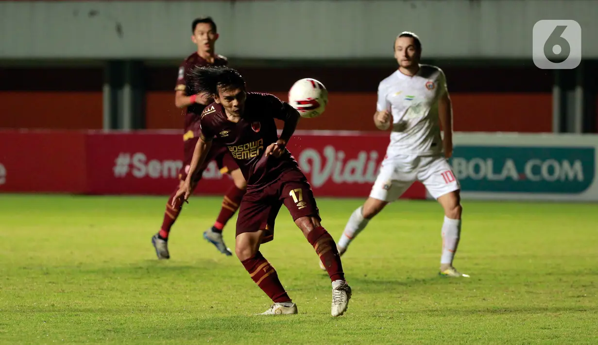 Pemain PSM Makassar, Rasyid Bakri (tengah) menyundul bola ke gawang Persija Jakarta dalam pertandingan semifinal leg pertama Piala Menpora 2021 di Stadion Maguwoharjo, Sleman, Kamis (15/4/2021). PSM Makassar vs Persija Jakarta bermain imbang 0-0. (Bola.com/Ikhwan Yanuar)